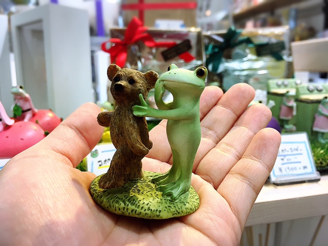 癒されたいあなたに…クスッと笑えるカエルのコポー?✨ │ how's -株式