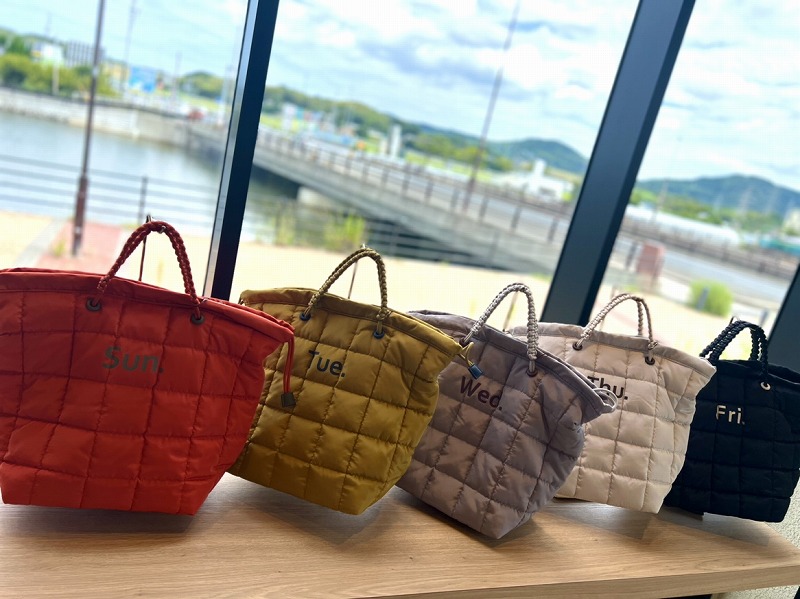 おでかけにもてっこい?ふわふわキルティングバック曜日バック │ how's